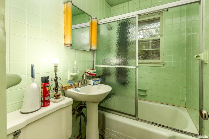 813 SKYLINE Drive, Carbondale, Illinois 62901, 4 Bedrooms Bedrooms, 0 ,1 BathroomBathrooms,Residential,For Sale,SKYLINE,0,RMAEB459659