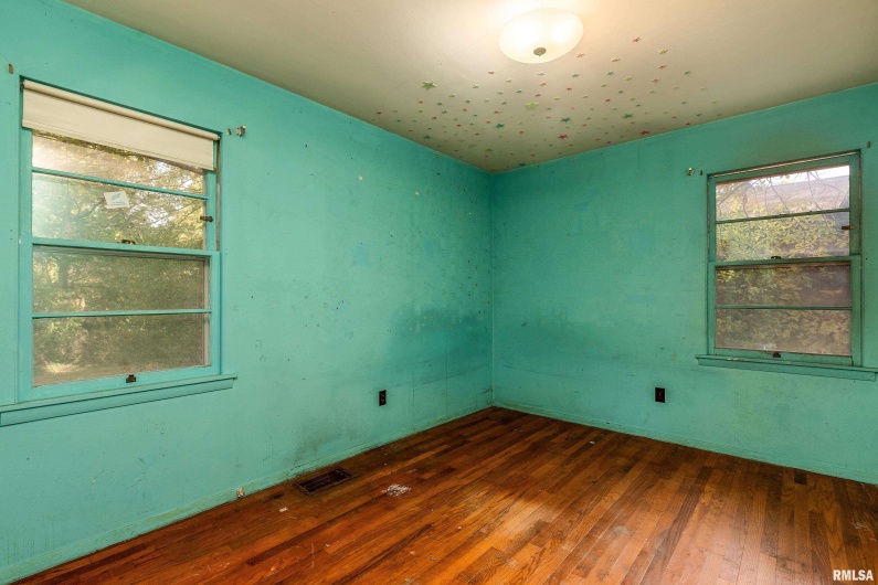 813 SKYLINE Drive, Carbondale, Illinois 62901, 4 Bedrooms Bedrooms, 0 ,1 BathroomBathrooms,Residential,For Sale,SKYLINE,0,RMAEB459659