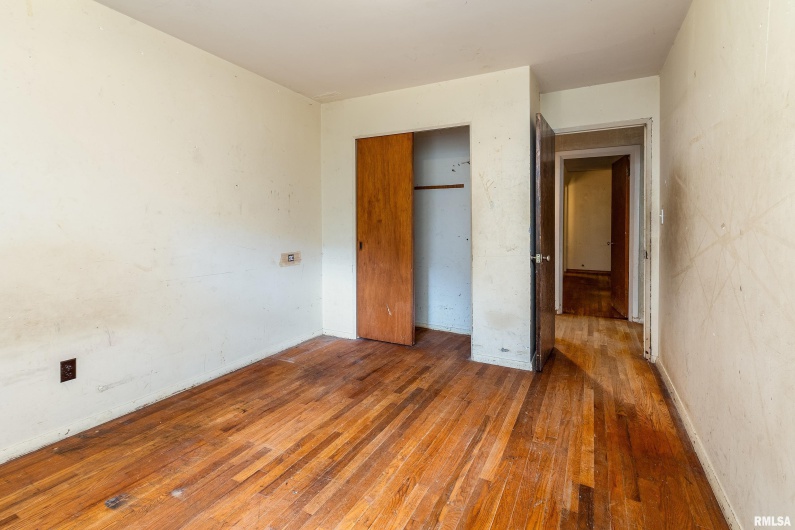 813 SKYLINE Drive, Carbondale, Illinois 62901, 4 Bedrooms Bedrooms, 0 ,1 BathroomBathrooms,Residential,For Sale,SKYLINE,0,RMAEB459659