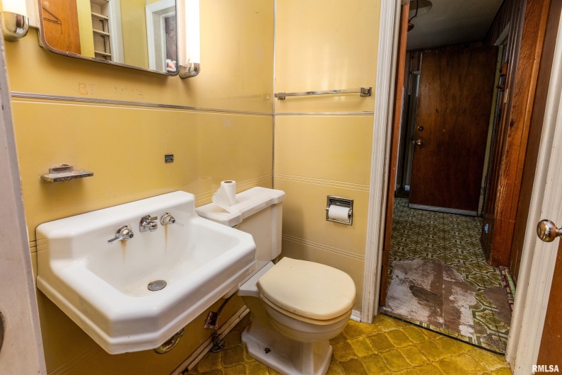 813 SKYLINE Drive, Carbondale, Illinois 62901, 4 Bedrooms Bedrooms, 0 ,1 BathroomBathrooms,Residential,For Sale,SKYLINE,0,RMAEB459659