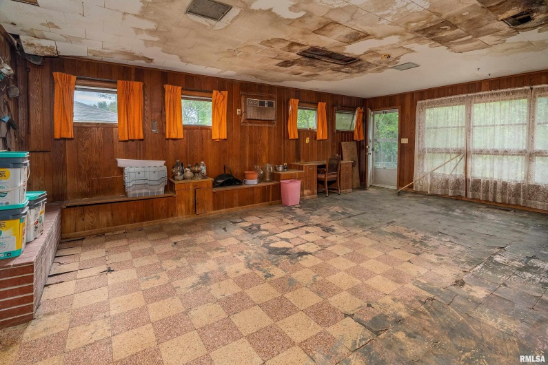 813 SKYLINE Drive, Carbondale, Illinois 62901, 4 Bedrooms Bedrooms, 0 ,1 BathroomBathrooms,Residential,For Sale,SKYLINE,0,RMAEB459659