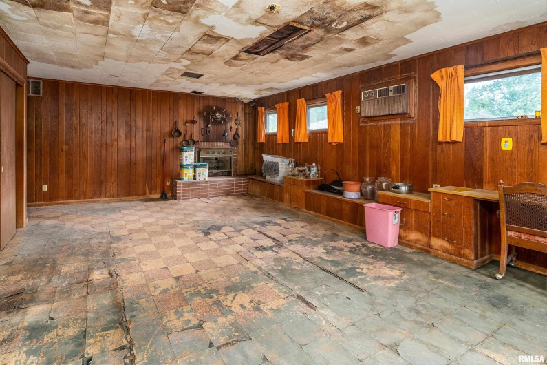 813 SKYLINE Drive, Carbondale, Illinois 62901, 4 Bedrooms Bedrooms, 0 ,1 BathroomBathrooms,Residential,For Sale,SKYLINE,0,RMAEB459659