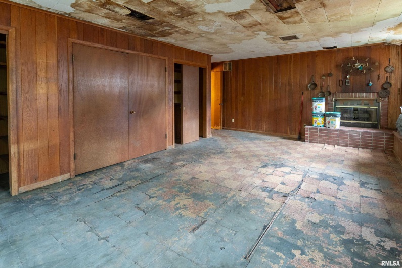 813 SKYLINE Drive, Carbondale, Illinois 62901, 4 Bedrooms Bedrooms, 0 ,1 BathroomBathrooms,Residential,For Sale,SKYLINE,0,RMAEB459659