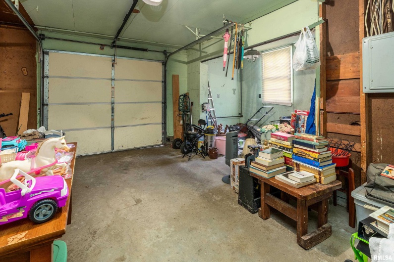 813 SKYLINE Drive, Carbondale, Illinois 62901, 4 Bedrooms Bedrooms, 0 ,1 BathroomBathrooms,Residential,For Sale,SKYLINE,0,RMAEB459659