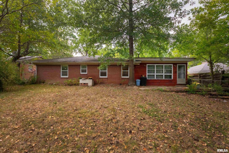 813 SKYLINE Drive, Carbondale, Illinois 62901, 4 Bedrooms Bedrooms, 0 ,1 BathroomBathrooms,Residential,For Sale,SKYLINE,0,RMAEB459659