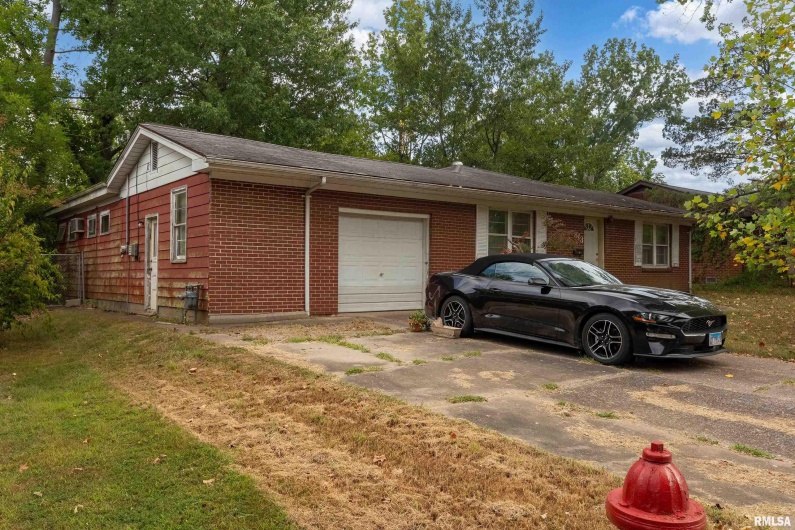 813 SKYLINE Drive, Carbondale, Illinois 62901, 4 Bedrooms Bedrooms, 0 ,1 BathroomBathrooms,Residential,For Sale,SKYLINE,0,RMAEB459659
