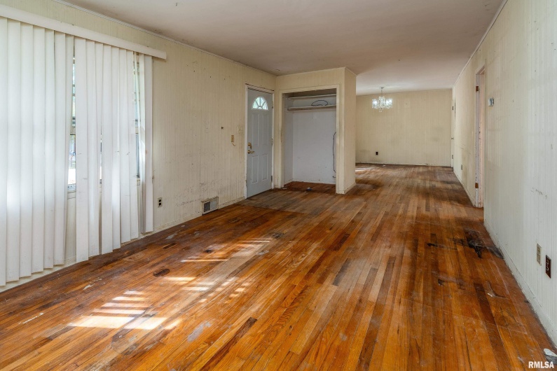 813 SKYLINE Drive, Carbondale, Illinois 62901, 4 Bedrooms Bedrooms, 0 ,1 BathroomBathrooms,Residential,For Sale,SKYLINE,0,RMAEB459659