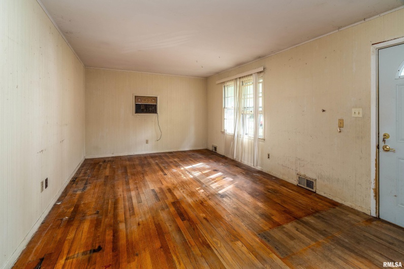 813 SKYLINE Drive, Carbondale, Illinois 62901, 4 Bedrooms Bedrooms, 0 ,1 BathroomBathrooms,Residential,For Sale,SKYLINE,0,RMAEB459659