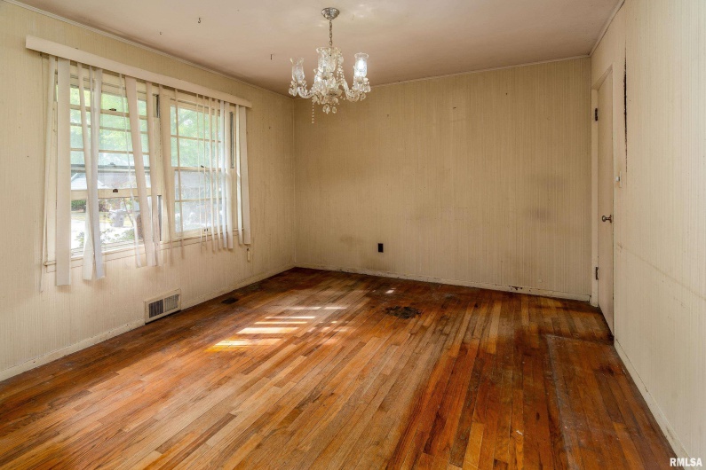 813 SKYLINE Drive, Carbondale, Illinois 62901, 4 Bedrooms Bedrooms, 0 ,1 BathroomBathrooms,Residential,For Sale,SKYLINE,0,RMAEB459659