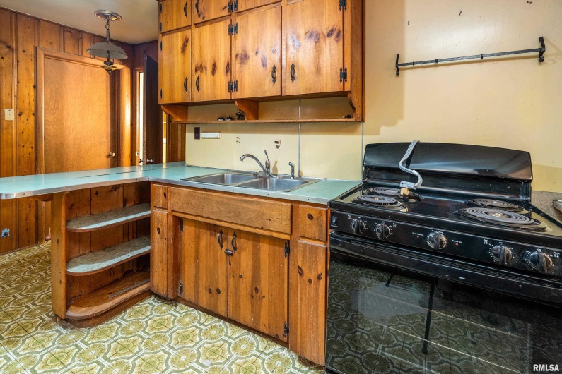 813 SKYLINE Drive, Carbondale, Illinois 62901, 4 Bedrooms Bedrooms, 0 ,1 BathroomBathrooms,Residential,For Sale,SKYLINE,0,RMAEB459659