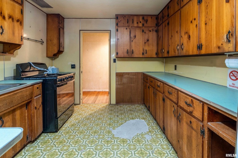 813 SKYLINE Drive, Carbondale, Illinois 62901, 4 Bedrooms Bedrooms, 0 ,1 BathroomBathrooms,Residential,For Sale,SKYLINE,0,RMAEB459659