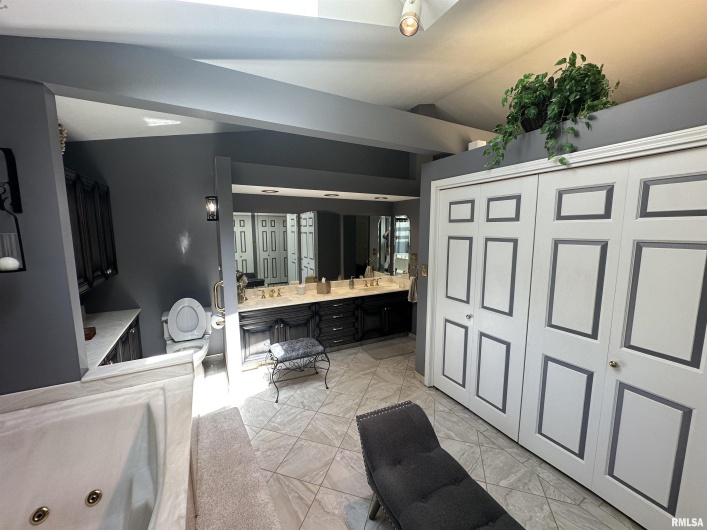 2381 LOGAN Street, Murphysboro, Illinois 62966, 4 Bedrooms Bedrooms, 0 ,3 BathroomsBathrooms,Residential,For Sale,LOGAN,0,RMAEB459660