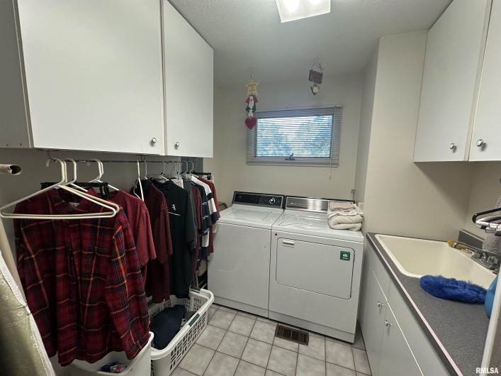 2381 LOGAN Street, Murphysboro, Illinois 62966, 4 Bedrooms Bedrooms, 0 ,3 BathroomsBathrooms,Residential,For Sale,LOGAN,0,RMAEB459660