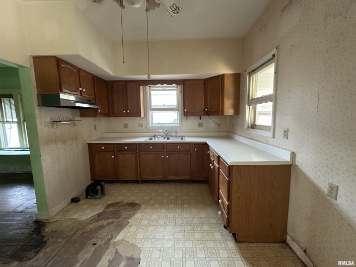 406 JEFFERSON Street, Marion, Illinois 62959, 2 Bedrooms Bedrooms, 0 ,1 BathroomBathrooms,Residential,For Sale,JEFFERSON,0,RMAEB459661