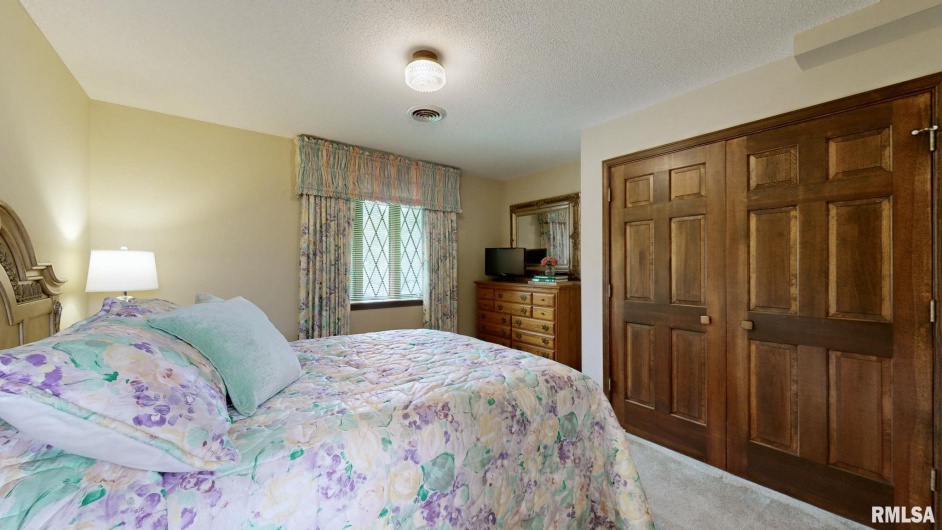 5082 POPLAR Lane, Metropolis, Illinois 62960, 5 Bedrooms Bedrooms, 0 ,4 BathroomsBathrooms,Residential,For Sale,POPLAR,0,RMAEB459669