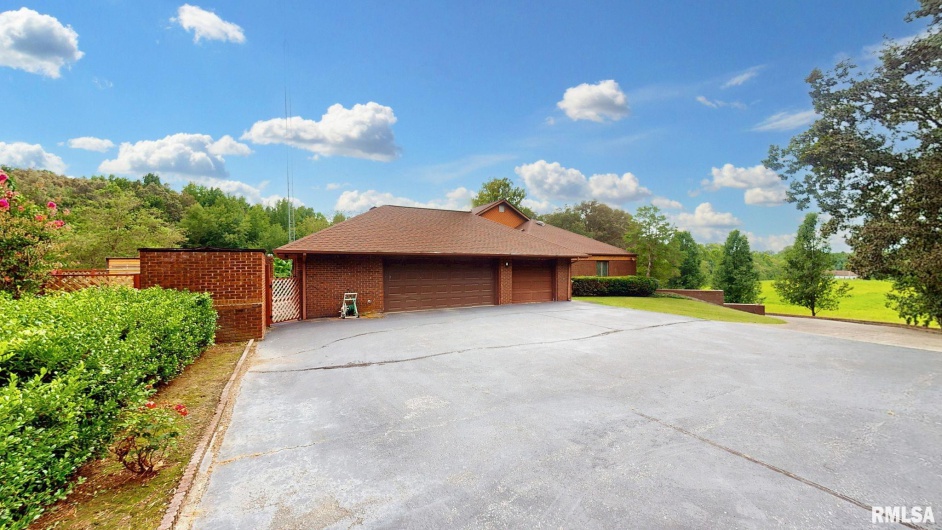 5082 POPLAR Lane, Metropolis, Illinois 62960, 5 Bedrooms Bedrooms, 0 ,4 BathroomsBathrooms,Residential,For Sale,POPLAR,0,RMAEB459669