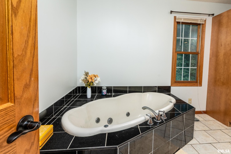 186 Bonnie Brae Road, Carbondale, Illinois 62901, 4 Bedrooms Bedrooms, 0 ,3 BathroomsBathrooms,Residential,For Sale,Bonnie Brae,0,RMAEB459672