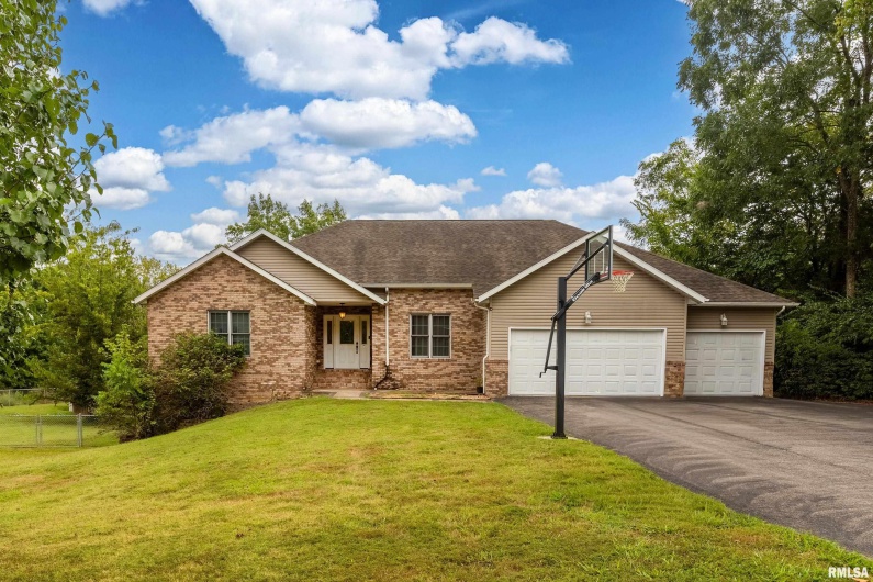 186 Bonnie Brae Road, Carbondale, Illinois 62901, 4 Bedrooms Bedrooms, 0 ,3 BathroomsBathrooms,Residential,For Sale,Bonnie Brae,0,RMAEB459672
