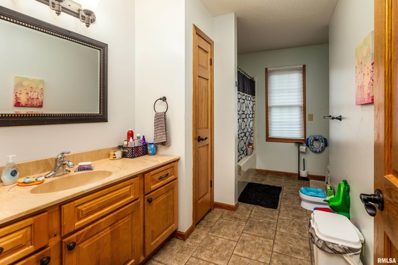 186 Bonnie Brae Road, Carbondale, Illinois 62901, 4 Bedrooms Bedrooms, 0 ,3 BathroomsBathrooms,Residential,For Sale,Bonnie Brae,0,RMAEB459672