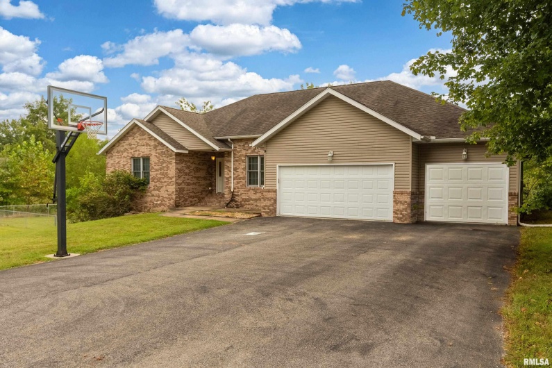 186 Bonnie Brae Road, Carbondale, Illinois 62901, 4 Bedrooms Bedrooms, 0 ,3 BathroomsBathrooms,Residential,For Sale,Bonnie Brae,0,RMAEB459672