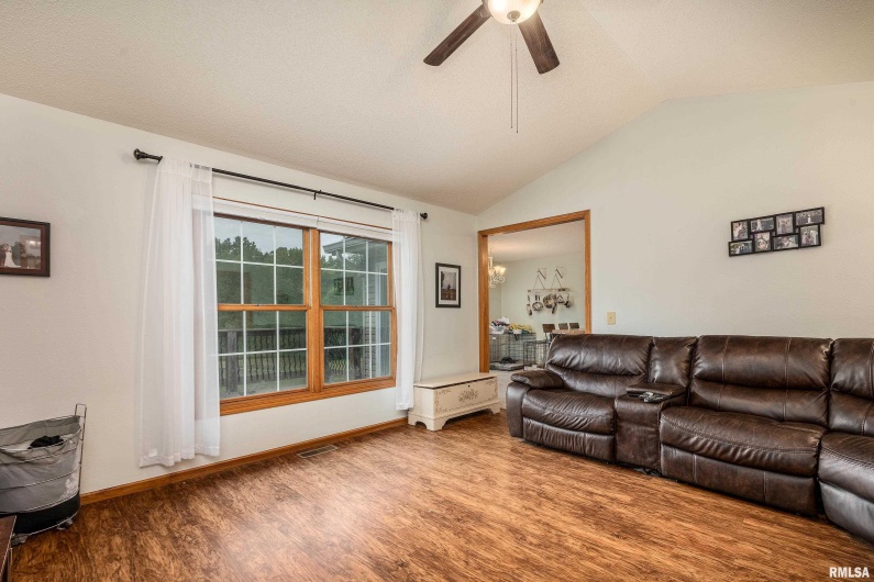 186 Bonnie Brae Road, Carbondale, Illinois 62901, 4 Bedrooms Bedrooms, 0 ,3 BathroomsBathrooms,Residential,For Sale,Bonnie Brae,0,RMAEB459672
