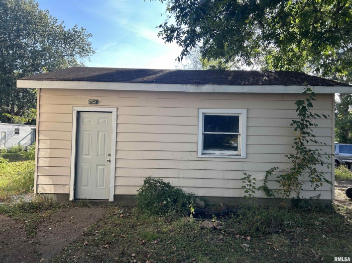 203 12TH Street, Metropolis, Illinois 62960, 3 Bedrooms Bedrooms, 0 ,1 BathroomBathrooms,Residential,For Sale,12TH,0,RMAEB459683
