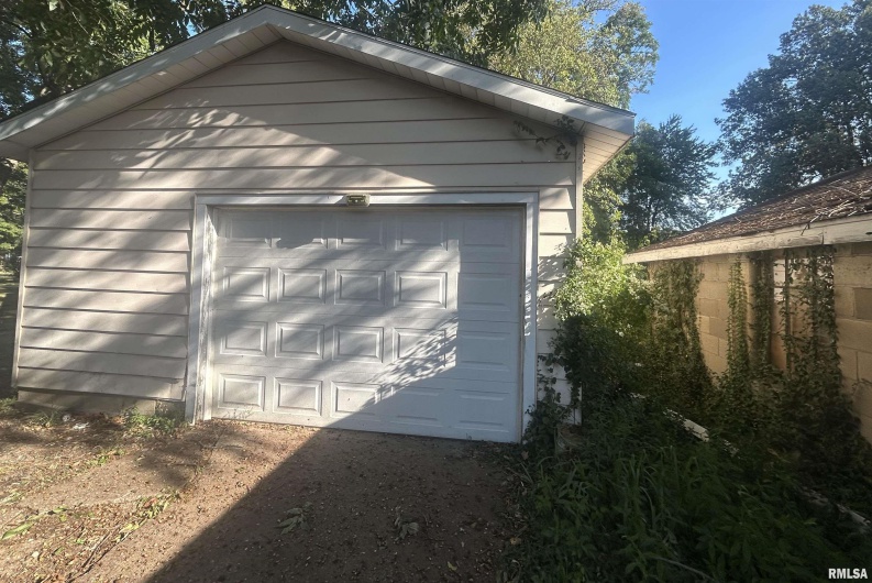 203 12TH Street, Metropolis, Illinois 62960, 3 Bedrooms Bedrooms, 0 ,1 BathroomBathrooms,Residential,For Sale,12TH,0,RMAEB459683