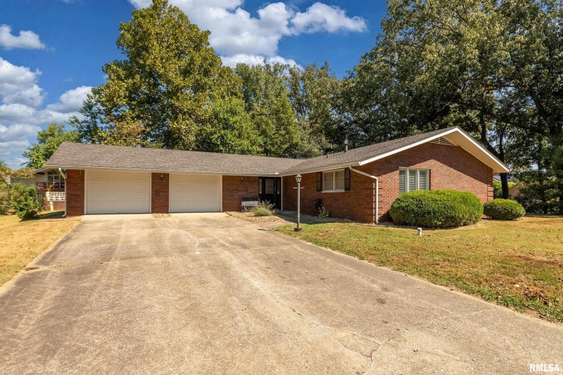 30 Red Bud Road, Harrisburg, Illinois 62946-5268, 3 Bedrooms Bedrooms, 0 ,2 BathroomsBathrooms,Residential,For Sale,Red Bud,0,RMAEB459684