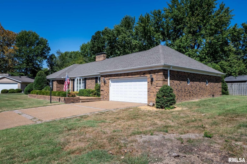1702 REDBUD Lane, Marion, Illinois 62959, 3 Bedrooms Bedrooms, 0 ,3 BathroomsBathrooms,Residential,For Sale,REDBUD,0,RMAQC4267267