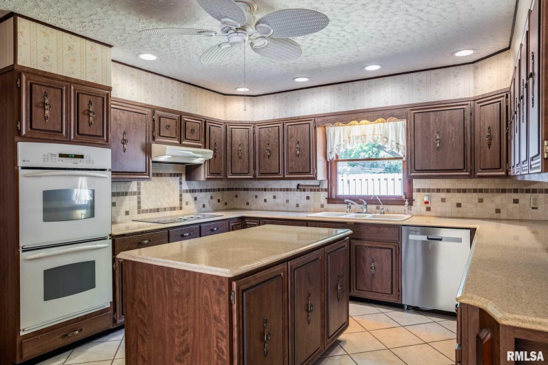 1702 REDBUD Lane, Marion, Illinois 62959, 3 Bedrooms Bedrooms, 0 ,3 BathroomsBathrooms,Residential,For Sale,REDBUD,0,RMAQC4267267