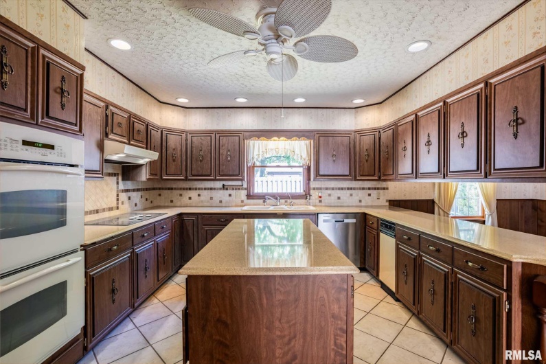1702 REDBUD Lane, Marion, Illinois 62959, 3 Bedrooms Bedrooms, 0 ,3 BathroomsBathrooms,Residential,For Sale,REDBUD,0,RMAQC4267267
