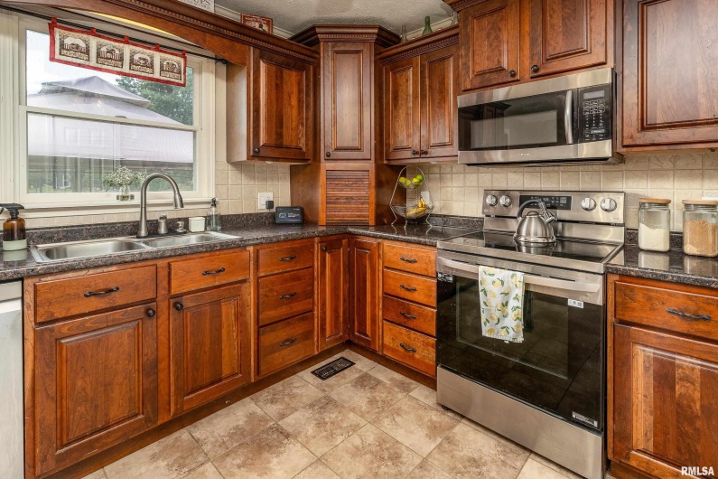 3700 State Route 147, Vienna, Illinois 62995, 3 Bedrooms Bedrooms, 0 ,3 BathroomsBathrooms,Residential,For Sale,State Route 147,0,RMAEB459686