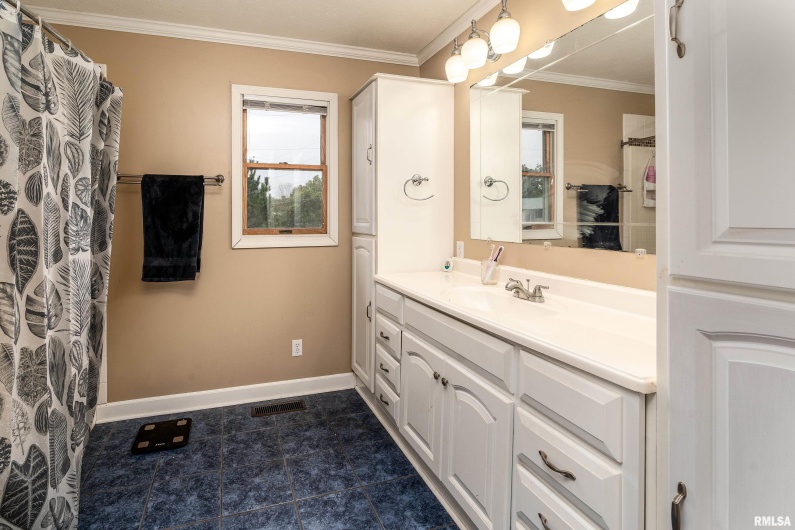 3700 State Route 147, Vienna, Illinois 62995, 3 Bedrooms Bedrooms, 0 ,3 BathroomsBathrooms,Residential,For Sale,State Route 147,0,RMAEB459686