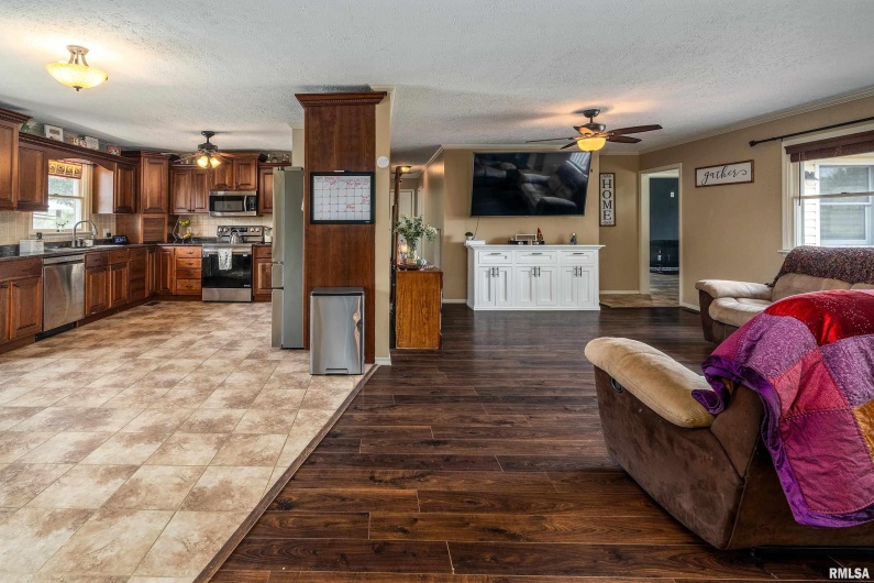 3700 State Route 147, Vienna, Illinois 62995, 3 Bedrooms Bedrooms, 0 ,3 BathroomsBathrooms,Residential,For Sale,State Route 147,0,RMAEB459686