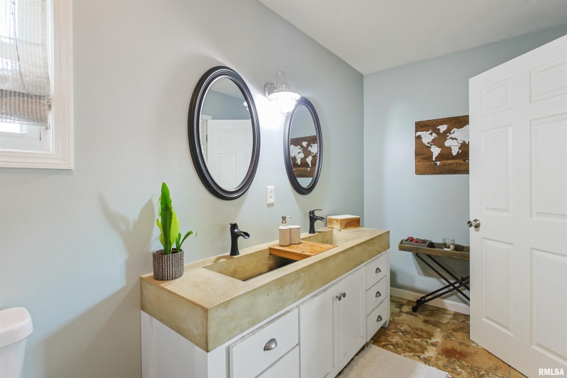 345 Lovers Lane, Harrisburg, Illinois 62946, 3 Bedrooms Bedrooms, 0 ,2 BathroomsBathrooms,Residential,For Sale,Lovers,0,RMAEB459693