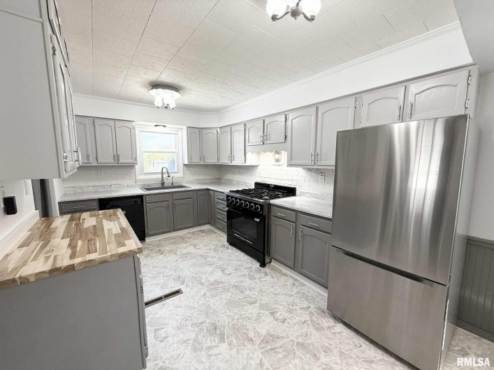 312 11TH Street, Herrin, Illinois 62948, 3 Bedrooms Bedrooms, 0 ,1 BathroomBathrooms,Residential,For Sale,11TH,0,RMAQC4267278