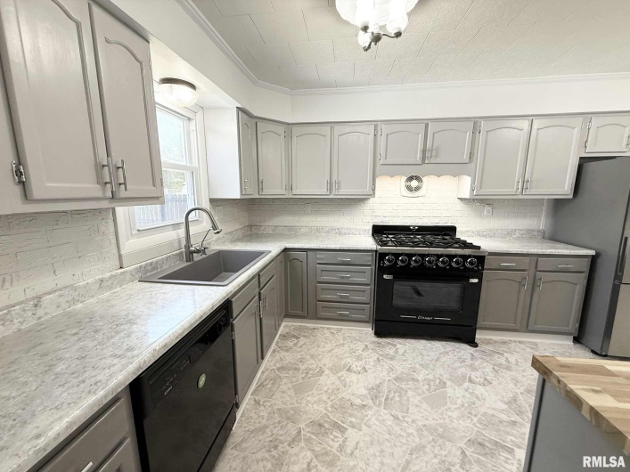 312 11TH Street, Herrin, Illinois 62948, 3 Bedrooms Bedrooms, 0 ,1 BathroomBathrooms,Residential,For Sale,11TH,0,RMAQC4267278