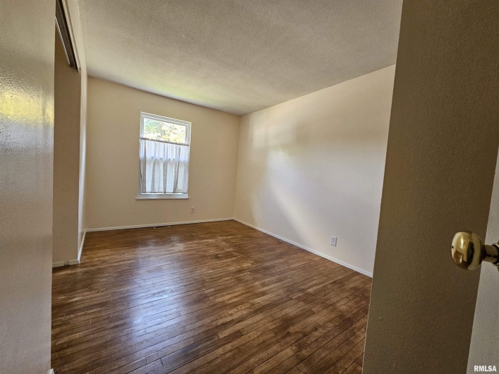 110 Lark Lane, Carbondale, Illinois 62901, 3 Bedrooms Bedrooms, 0 ,2 BathroomsBathrooms,Residential,For Sale,Lark,0,RMAEB459724