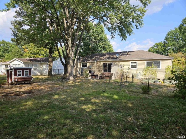 110 Lark Lane, Carbondale, Illinois 62901, 3 Bedrooms Bedrooms, 0 ,2 BathroomsBathrooms,Residential,For Sale,Lark,0,RMAEB459724