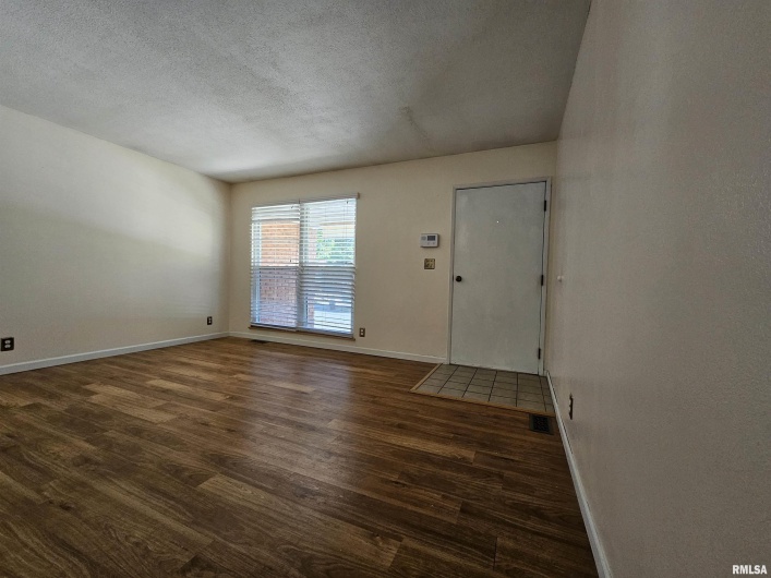 110 Lark Lane, Carbondale, Illinois 62901, 3 Bedrooms Bedrooms, 0 ,2 BathroomsBathrooms,Residential,For Sale,Lark,0,RMAEB459724