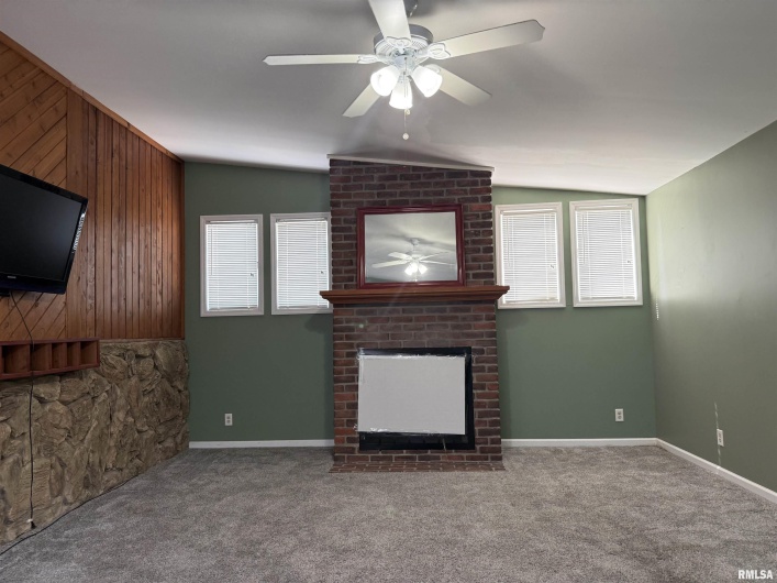 105 RUSSELL Street, Marion, Illinois 62918, 0 , 0 ,0,Commercial Sale,For Sale,RUSSELL,0,RMAQC4267358