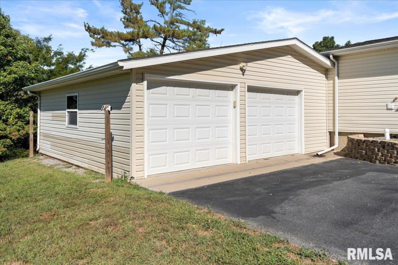 580 PHILLIPS Road, Carbondale, Illinois 62902, 3 Bedrooms Bedrooms, 0 ,2 BathroomsBathrooms,Residential,For Sale,PHILLIPS,0,RMAEB459734