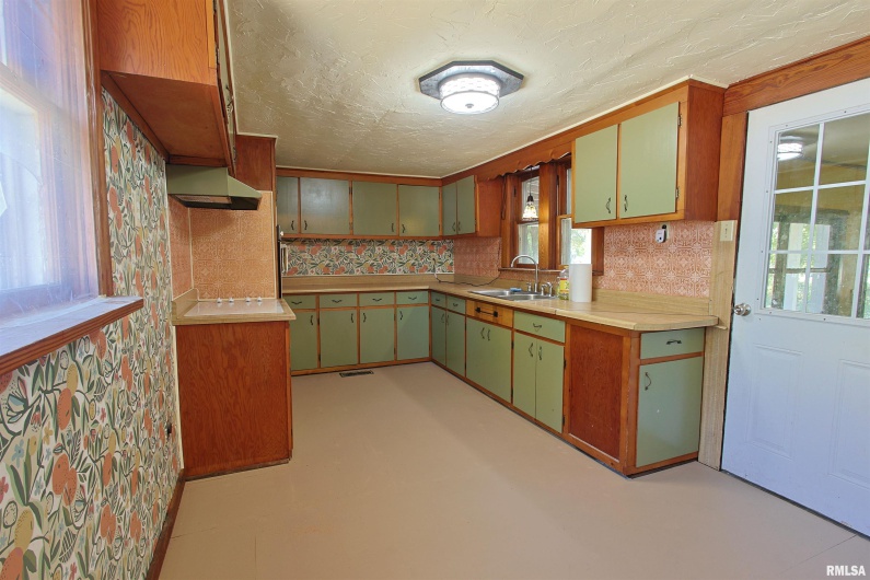 1020 16TH Street, Herrin, Illinois 62948, 2 Bedrooms Bedrooms, 0 ,1 BathroomBathrooms,Residential,For Sale,16TH,0,RMAEB459722