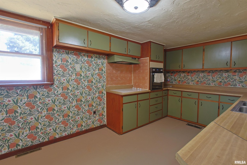 1020 16TH Street, Herrin, Illinois 62948, 2 Bedrooms Bedrooms, 0 ,1 BathroomBathrooms,Residential,For Sale,16TH,0,RMAEB459722