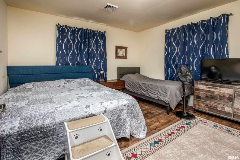 2017 NORWOOD Drive, Carbondale, Illinois 62901, 3 Bedrooms Bedrooms, 0 ,1 BathroomBathrooms,Residential,For Sale,NORWOOD,0,RMAEB459736