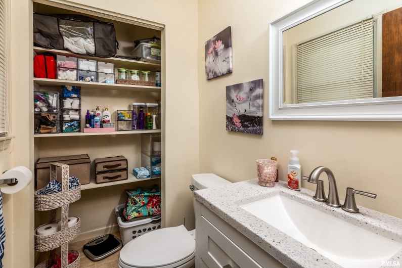 2017 NORWOOD Drive, Carbondale, Illinois 62901, 3 Bedrooms Bedrooms, 0 ,1 BathroomBathrooms,Residential,For Sale,NORWOOD,0,RMAEB459736