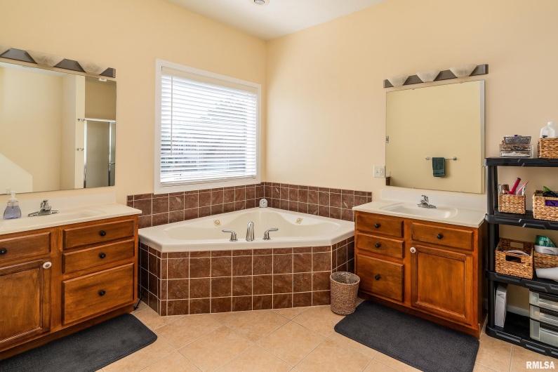 145 OAKVIEW Road, Carbondale, Illinois 62901, 4 Bedrooms Bedrooms, 0 ,3 BathroomsBathrooms,Residential,For Sale,OAKVIEW,0,RMAEB459742
