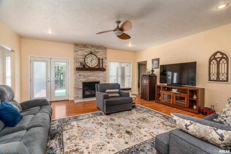 145 OAKVIEW Road, Carbondale, Illinois 62901, 4 Bedrooms Bedrooms, 0 ,3 BathroomsBathrooms,Residential,For Sale,OAKVIEW,0,RMAEB459742
