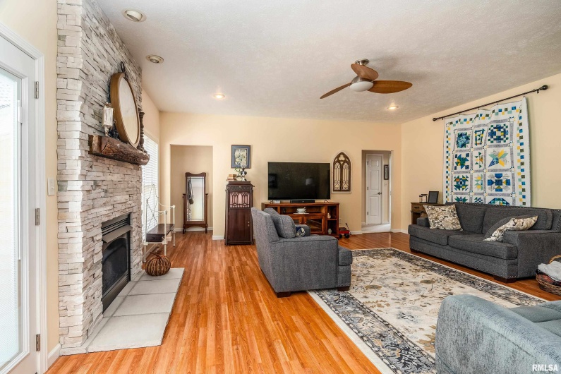 145 OAKVIEW Road, Carbondale, Illinois 62901, 4 Bedrooms Bedrooms, 0 ,3 BathroomsBathrooms,Residential,For Sale,OAKVIEW,0,RMAEB459742