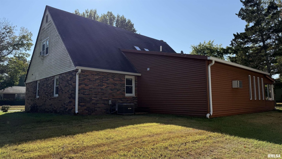 300 GLENVIEW Drive, Carbondale, Illinois 62901, 4 Bedrooms Bedrooms, 0 ,3 BathroomsBathrooms,Residential,For Sale,GLENVIEW,0,RMAQC4267427